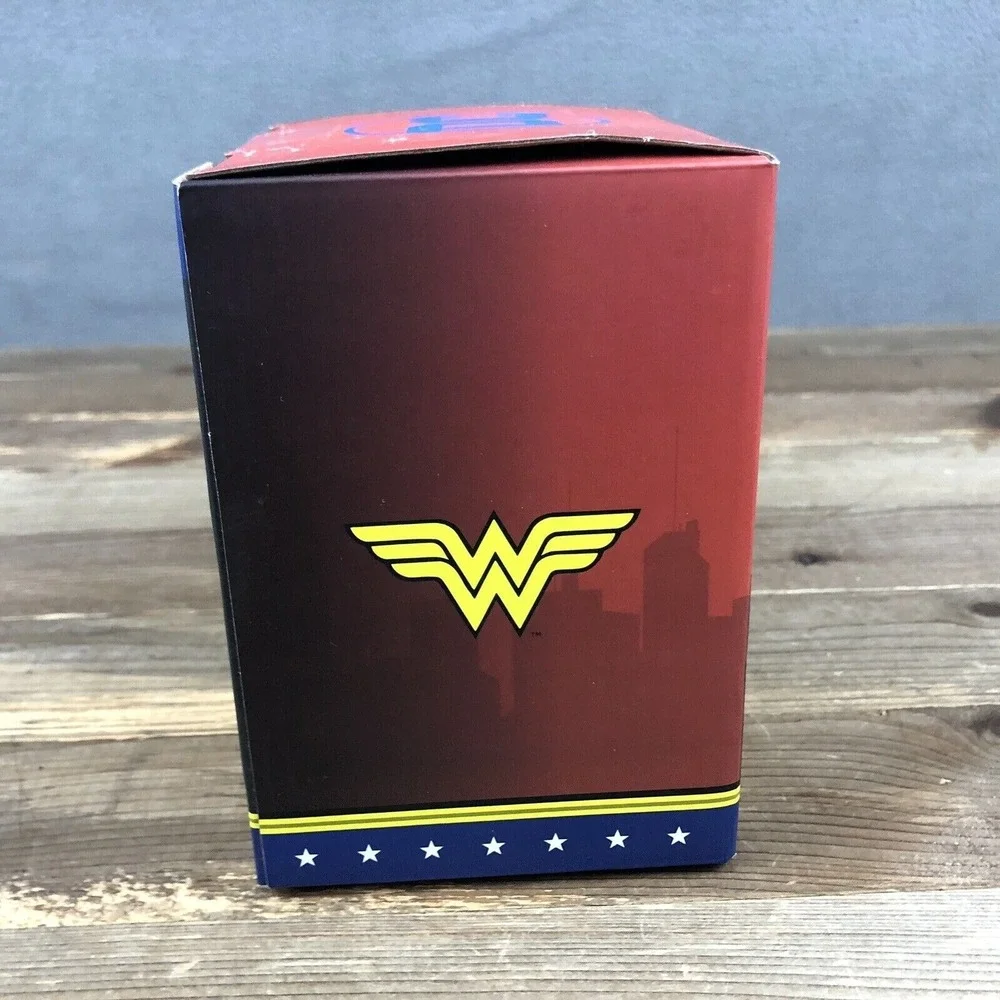 New DC Comics Wonder Woman 3D Character Light 005 Series 1 Icons Brand NEW